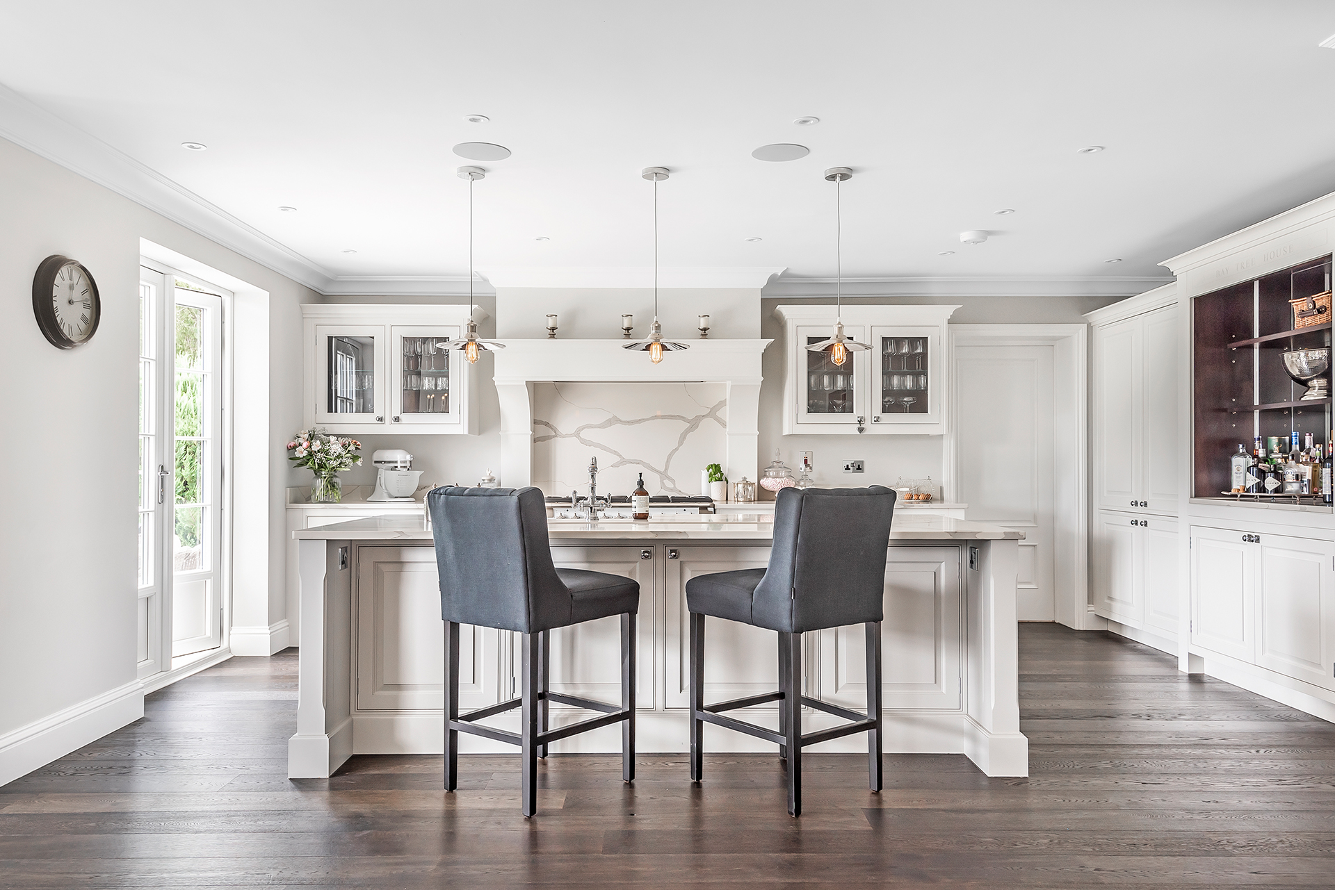 Timeless handcrafted shaker kitchen in neutral tones