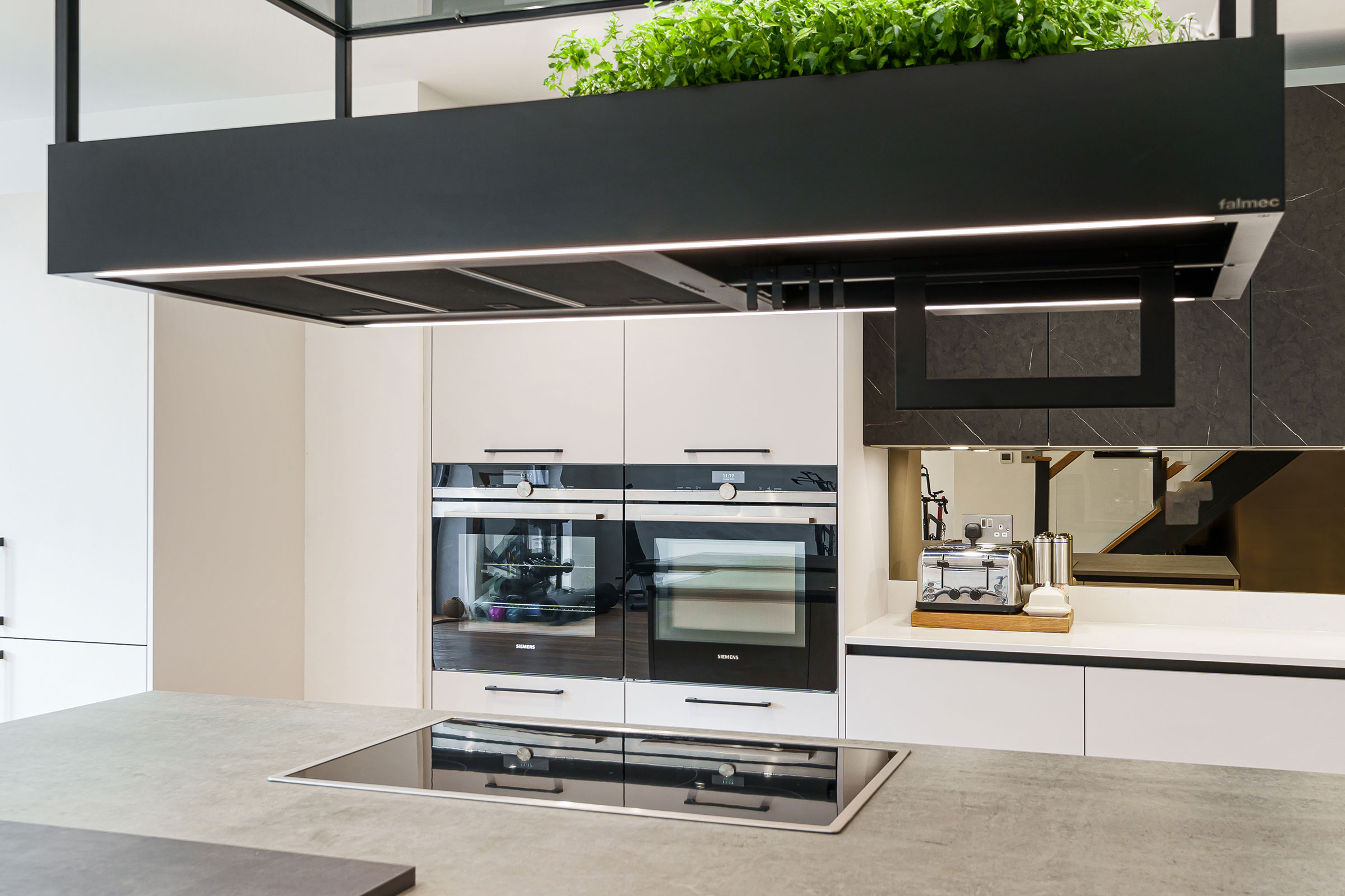 minimalist-white-kitchen with mirrored splashback